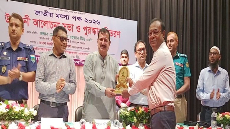 ভূমিমন্ত্রীর হাত থেকে পুরস্কার পেলেন উত্তরবঙ্গের শ্রেষ্ঠ মৎস্য খামারি গোলাম সাকলায়েন...