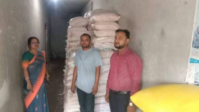 নাচোলে গুদামে গোপনে বিপুল সার মজুদ, ব্যবসায়ীকে জরিমানা...