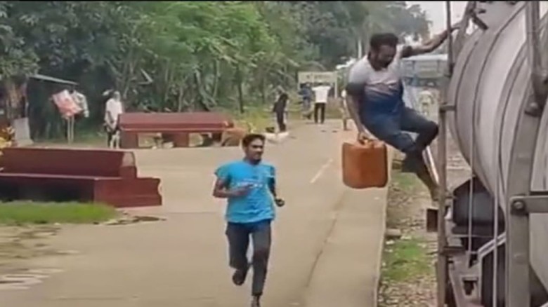 চলন্ত ট্রেনেই তেল চুরি, হরিয়ানে ভাইরাল ভিডিও ঘিরে তোলপাড়...