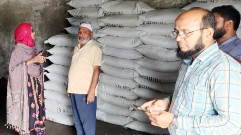 রাণীনগরে অতিরিক্ত দামে সার বিক্রি, দুই ডিলারকে জরিমানা...