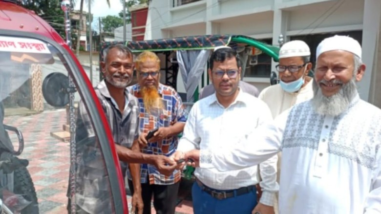 মুক্তিযোদ্ধার দুই সন্তানকে ইজিবাইক উপহার...