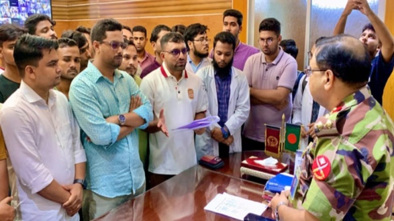 রামেকে হাসপাতালে অ্যাম্বুলেন্স সিন্ডিকেট বন্ধের দাবি ছাত্রদলের...