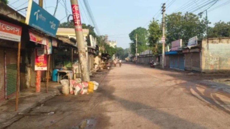 চাঁপাইনবাবগঞ্জে অনির্দিষ্টকালের বাস ধর্মঘট, চরম ভোগান্তিতে যাত্রীরা চাঁদা তোলাকে কেন্দ্র করে দুই শ্র...