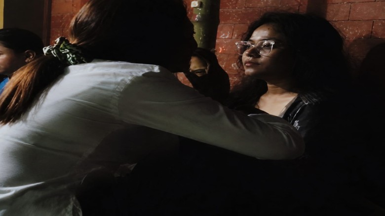 রাতের শহরে ‘স্বাধীনতা’ নাকি সামাজিক অবক্ষয়? রাজশাহীর তলাইমারী চত্বরের একটি চায়ের দোকানে রাত প্রায় ...