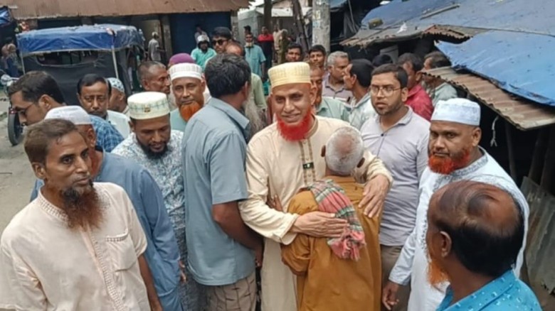নরদাশে ঘুরে ঘুরে মানুষের কথা শুনলেন এমপি আব্দুল বারী...