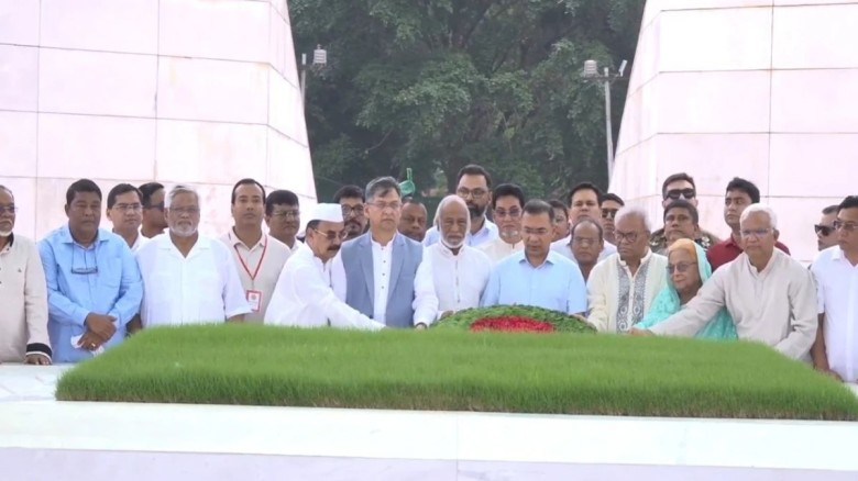জিয়াউর রহমান ও খালেদা জিয়ার সমাধিতে প্রধানমন্ত্রীর শ্রদ্ধা...