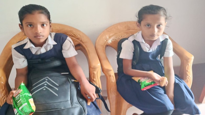 পথ হারানো ২ স্কুলছাত্রীকে উদ্ধার করে পরিবারের কাছে হস্তান্তর করল বানেশ্বর ট্রাফিক পুলিশ...