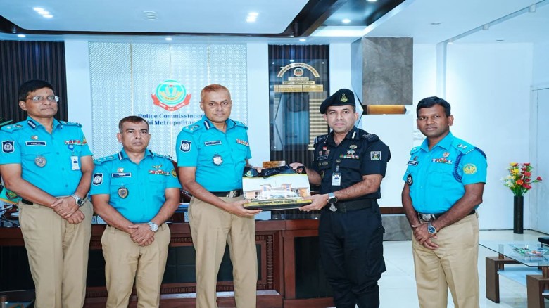 নবনিযুক্ত র‌্যাব-৫ অধিনায়কের সঙ্গে পুলিশ কমিশনারের বৈঠক, সমন্বিত কার্যক্রম জোরদারের আলোচনা...