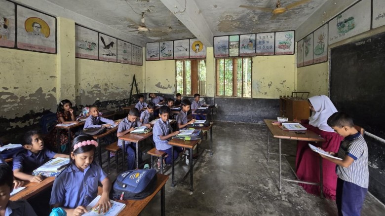 ঝুঁকি আর সংকটে চারঘাটের প্রাথমিক বিদ্যালয়...