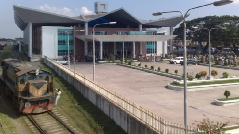 রাজশাহী রেলস্টেশনে রাত ১১টার আগেই বন্ধ টিকিট কাউন্টার, ভোগান্তিতে যাত্রীরা...