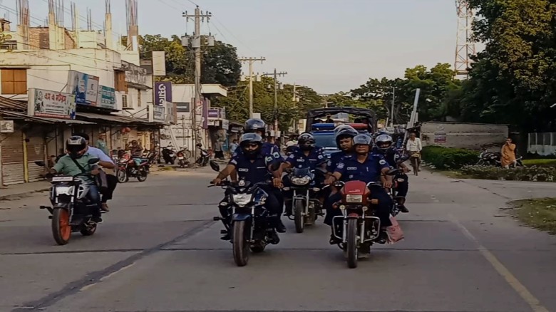 চারঘাটে আইনশৃঙ্খলা নিয়ন্ত্রণে পুলিশের বিশেষ মহড়া বিভিন্ন পয়েন্টে যানবাহন ও সন্দেহভাজন ব্যক্তিদের তল্...