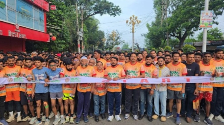 রেশমের শহরে দৌড়ের ঝড়, ১২০০ রানারের পদচারণায় মুখর রাজশাহী...