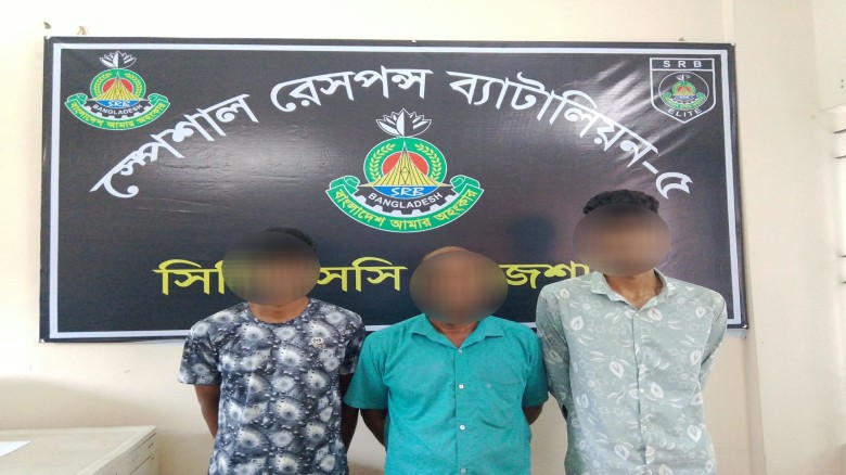বটতলা বাজারে মাদকবিরোধী অভিযান: ৬১ কেজি গাঁজাসহ ৩ মাদক ব্যবসায়ী গ্রেপ্তার...
