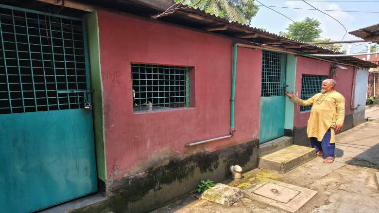 বাড়িতে তালা দিয়ে পুলিশ সার্জেন্টের দখলচেষ্টা, দুই মাস ঘরছাড়া...