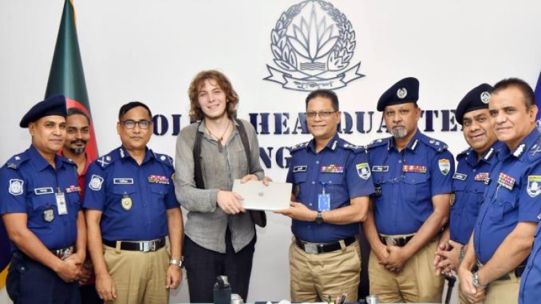 জার্মান পর্যটকের উদ্ধারকৃত ল্যাপটপ হস্তান্তর করল পুলিশ...