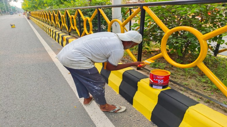 তুলির আঁচড়ে সাজছে রাজশাহী নগরী, প্রধানমন্ত্রীকে বরণে প্রস্তুতি