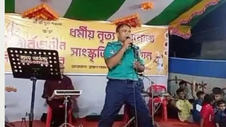 পূজামণ্ডপে গান গেয়ে সাময়িক বরখাস্ত হলেন পুলিশের এএসআই...