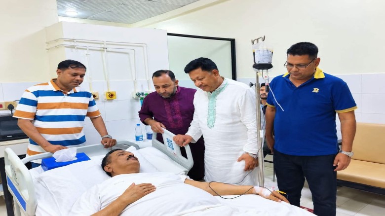 অসুস্থ ভূমিমন্ত্রী মিনুকে দেখতে রামেকে প্রেসক্লাব সম্পাদক মা