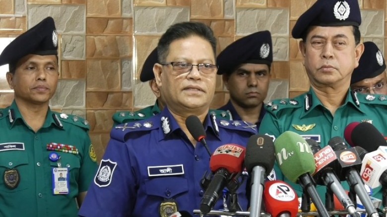 বল প্রয়োগে 'ফ্যাসিবাদী', না করলে 'দুর্বল': দূরত্ব গুছিয়ে জনবান্ধব পুলিশ গড়ার জোর আইজিপির