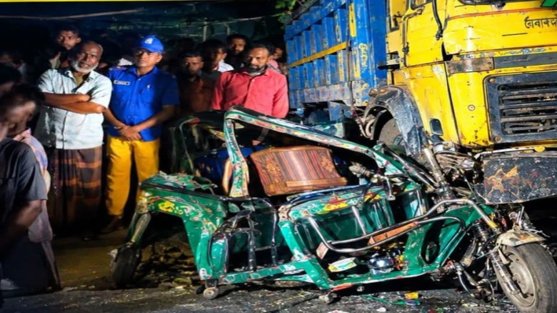 শাহজাদপুরে বালুবোঝাই ট্রাকের ধাক্কায় ভ্যানচালকের মৃত্যু