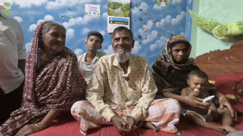 অভিমান করে বাড়ি ছাড়ার ৫০ বছর পর শাহজাদপুরে ফিরলেন বৃদ্ধ শা