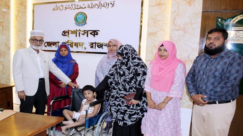 রাজশাহী জেলা পরিষদের উদ্যোগে সাতজন পেলেন হুইলচেয়ার